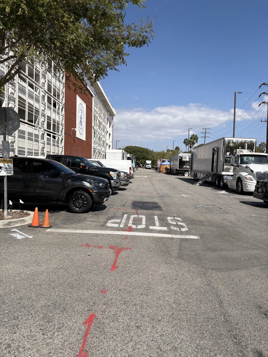 tulsiread's tweet photo. 🚨 MOVIE MADNESS AT ELCO 🎬
With filming taking over Lot H, students are unable to park in one of their usual campus lots. Food and production trucks are filling the lot as the crew continues filming on campus.
#ECCUnion #ElCaminoCollege #MovieMadness https://t.co/ZjViaT6n8n