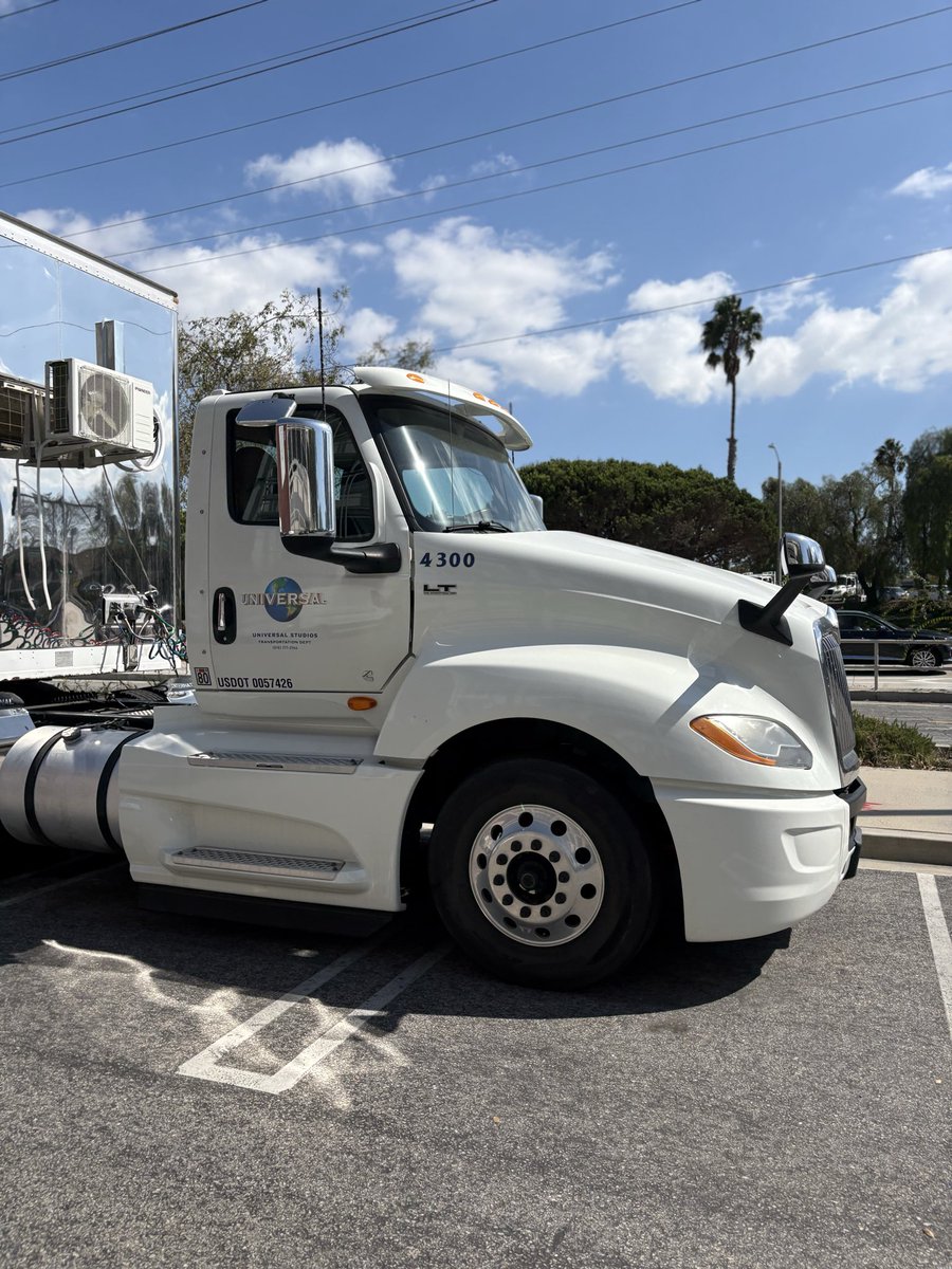 tulsiread's tweet photo. 🚨 MOVIE MADNESS AT ELCO 🎬
With filming taking over Lot H, students are unable to park in one of their usual campus lots. Food and production trucks are filling the lot as the crew continues filming on campus.
#ECCUnion #ElCaminoCollege #MovieMadness https://t.co/ZjViaT6n8n