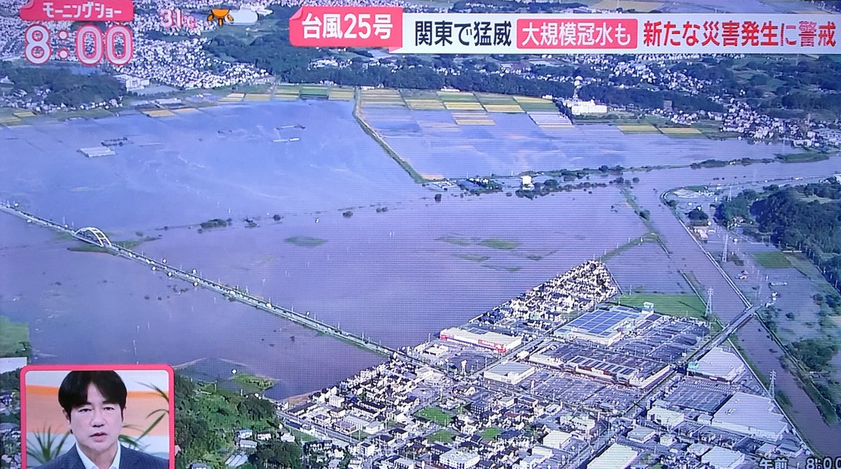 sekky211's tweet photo. 佐倉はJRの北側(高崎川)から西側(鹿島川)にかけて広範囲に氾濫してしまって大変なことになってる。
JRも京成もしばらくダメか？ https://t.co/qdI52k4ri0