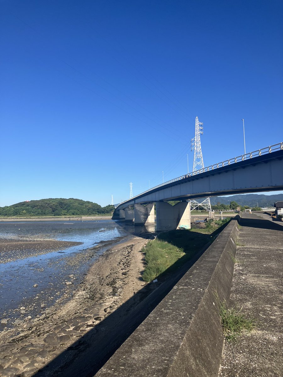 katsuyamaruta's tweet photo. この鉄塔を見ると、どのぐらいの高さから飛び降りたのかなと想像する。

19歳。僕が大学1年の時。夢と希望に満ち溢れ、毎日が充実したキャンパスライフを送っていた日々を思い出す。

辛いときや苦しいとき、周りに相談できなくとも、逃げ出すことができる人々を1人でも多く増やしていきたい。 https://t.co/qu2Sv8nAfA