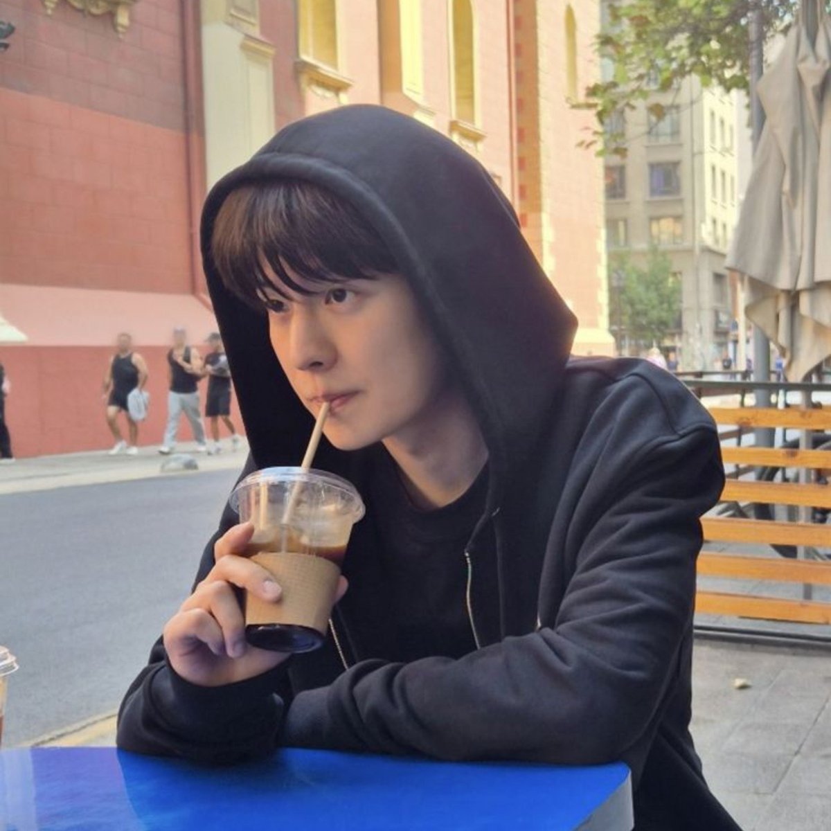 seunglow's tweet photo. seungbin mini au - feliz aniversário 🎉

seungmin faz 26 anos e, de presente, sua vida desanda: sua gata vomita em sua roupa limpa, seu chefe o demite e seu ficante premium termina com ele 

no meio do caos, ele encontra changbin, que transforma seu pior dia em uma grata surpresa https://t.co/KFdf8JxmqR