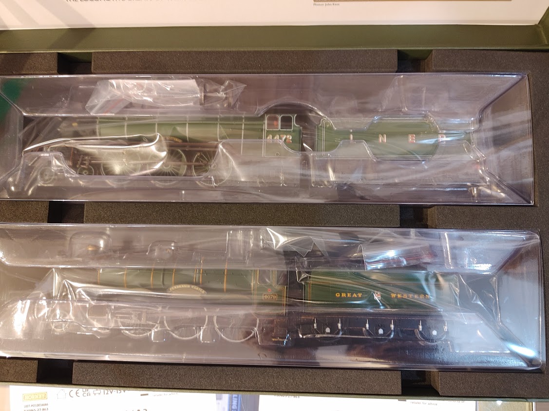 lampgoya's tweet photo. 「Australian Tour 1989 Flying Scotsman LNER No.4472 Penndennis Castle GWR No.4079」8.9.22
オーストラリアにこの二両が走ったときのセットになります。Flying ScotsmanとPenndennis Castleの二両セットになっております。箱が立派で模型としては最近の模型の仕様になっております。 https://t.co/Qovf88zfNz