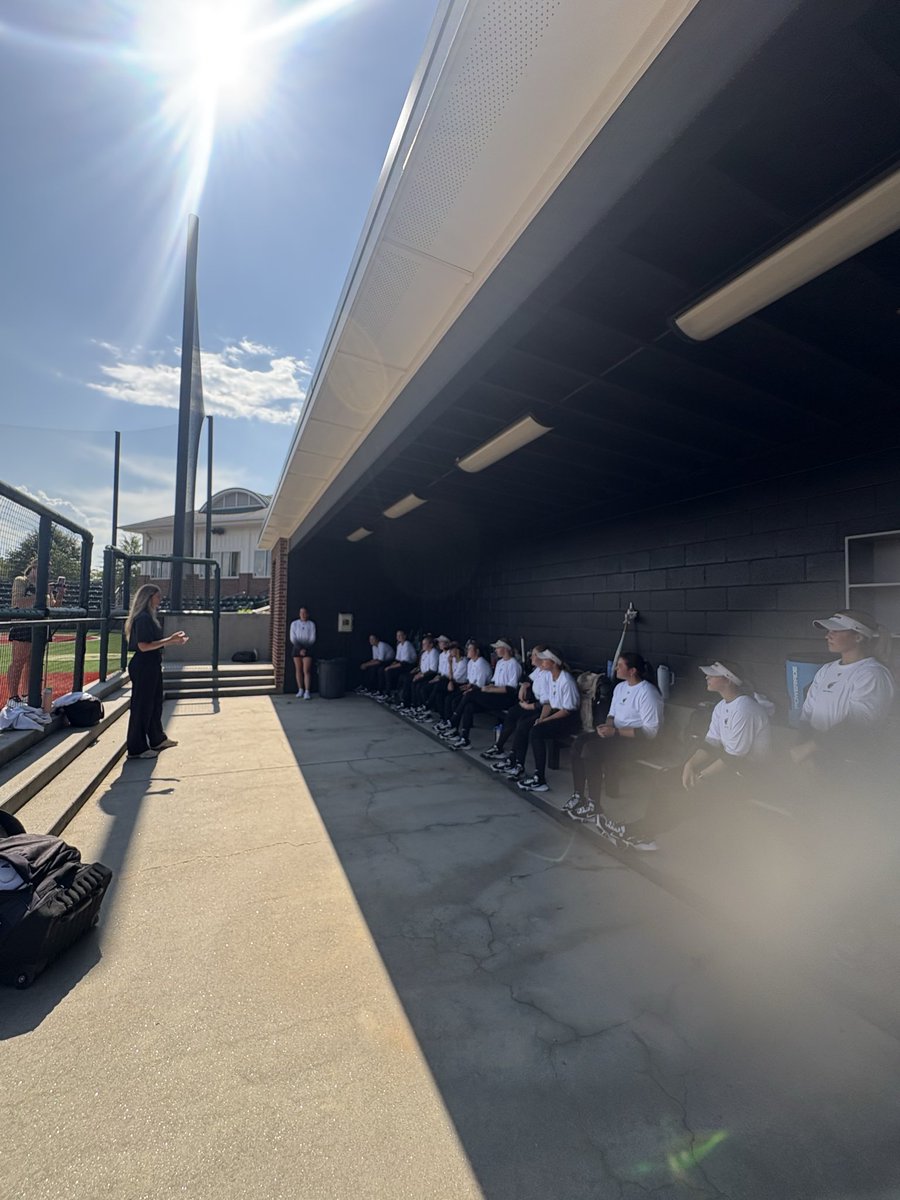 _CoachRoberts's tweet photo. BIG SHOUTOUT to @paigehalstead for showing our catchers her new gear and taking the time to speak with our team! She is a an amazing role model for our players. 
It was a great day to be a Trojan! https://t.co/yxTH84kUrz