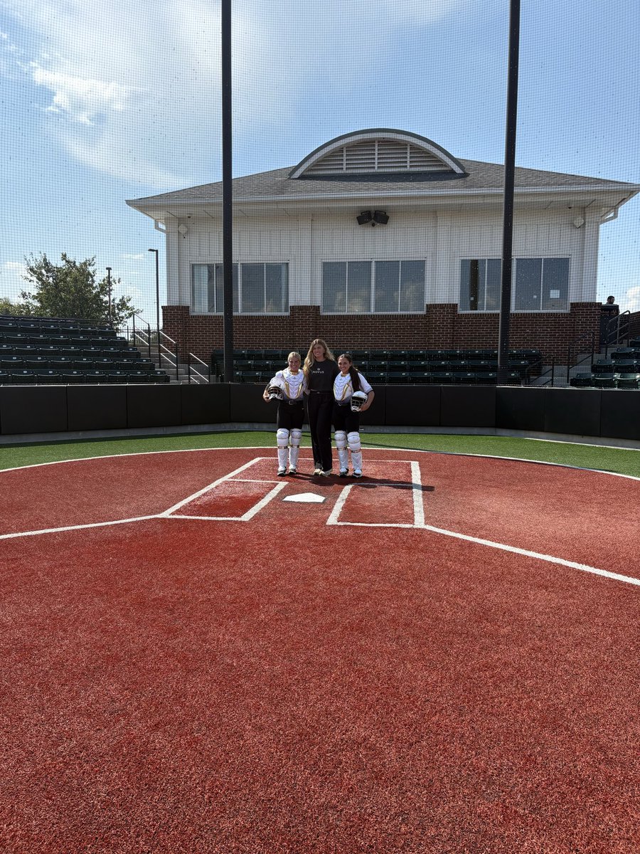 _CoachRoberts's tweet photo. BIG SHOUTOUT to @paigehalstead for showing our catchers her new gear and taking the time to speak with our team! She is a an amazing role model for our players. 
It was a great day to be a Trojan! https://t.co/yxTH84kUrz