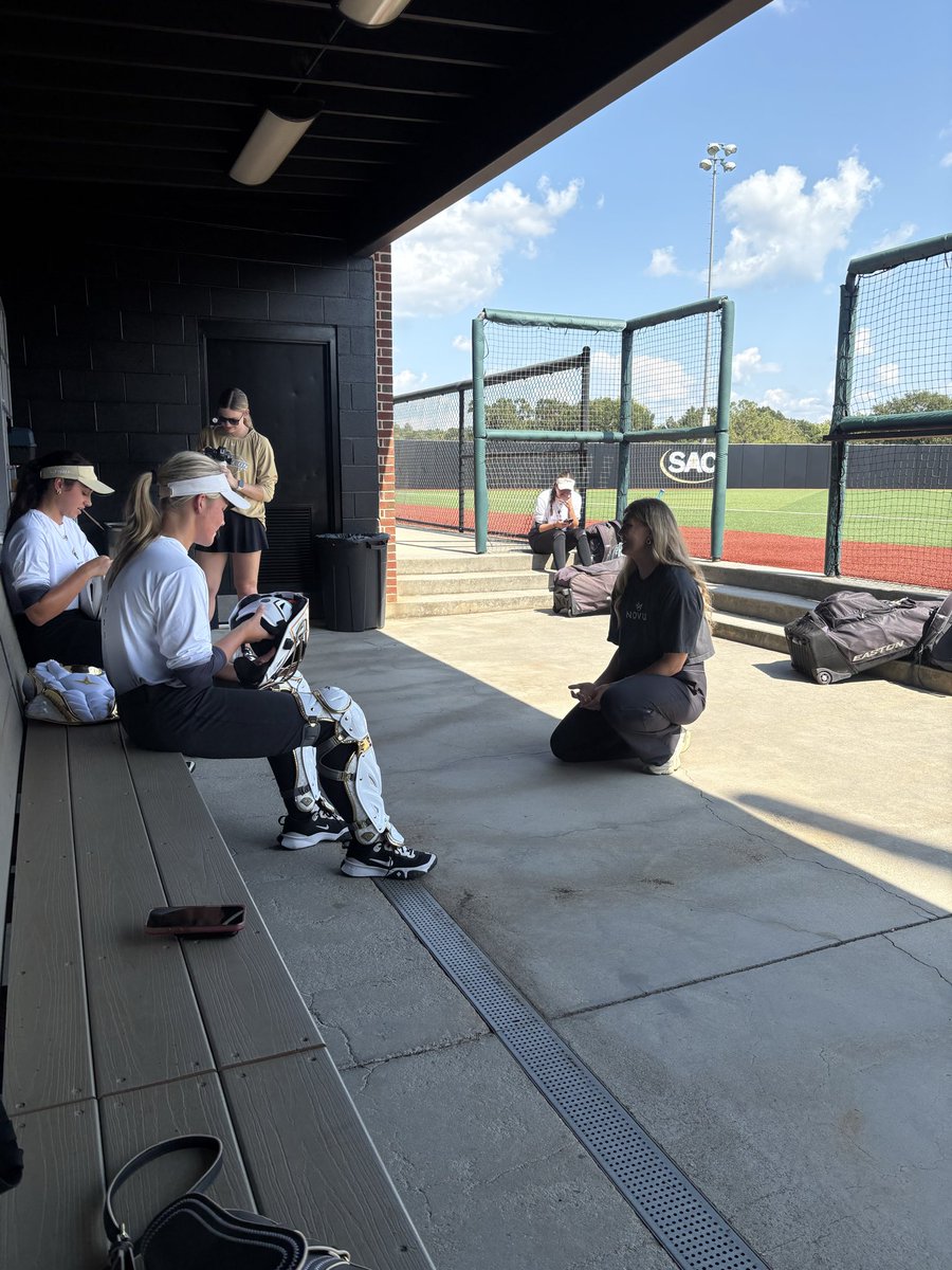 _CoachRoberts's tweet photo. BIG SHOUTOUT to @paigehalstead for showing our catchers her new gear and taking the time to speak with our team! She is a an amazing role model for our players. 
It was a great day to be a Trojan! https://t.co/yxTH84kUrz