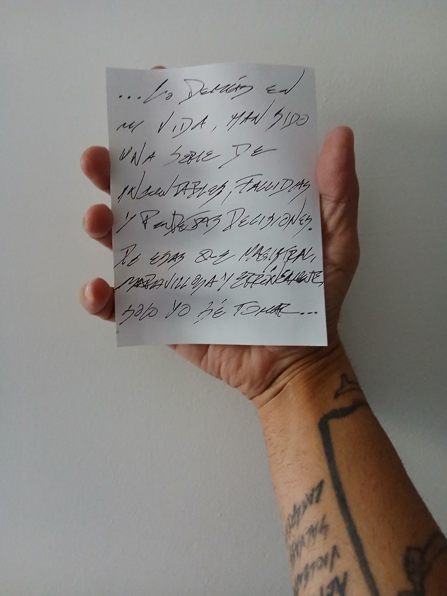 WesleySaiz's tweet photo. "De esas que solo yo sé tomar..."

DE LA "BITÁCORA DEL NAUFRAGIO"

(O LA NECEDAD -Y EL AFERRE- DEL SOBREVIVIENTE)

DE BESOS Y MADRAZOS. 

PUNK 🔥 🖤 ⚡️ https://t.co/9E03Y20waK