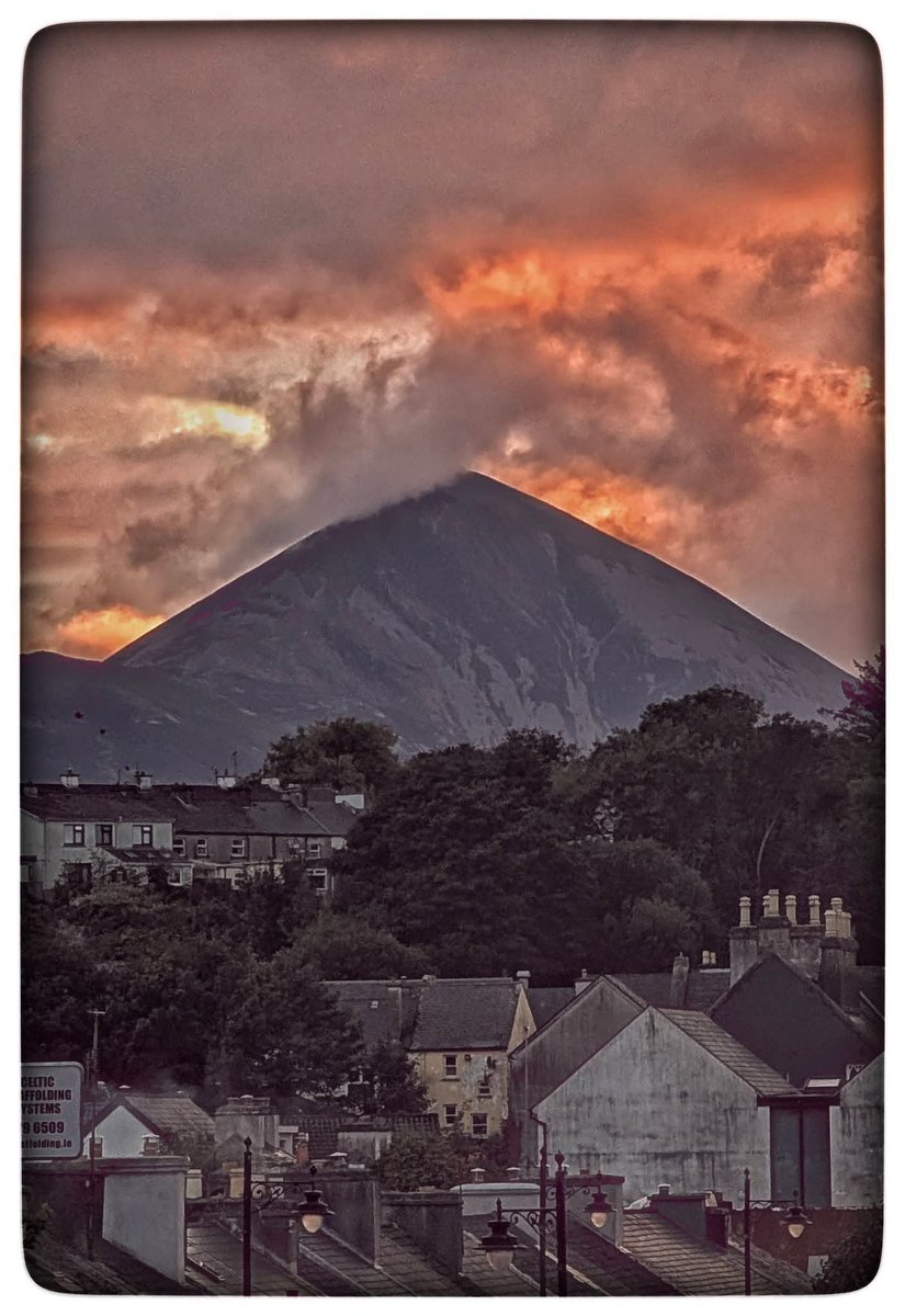 ThisIsIreland3's tweet photo. Beautiful Westport this evening  🌄⛰️

📍County Mayo - Ireland 🇮🇪

📸 Peter HS Walsh

#Mayo #Westport #Ireland #Sunset https://t.co/h6s3xGofca