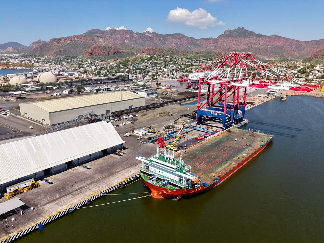 AlfonsoDurazo's tweet photo. El Puerto de Guaymas está listo para mover más y conectar mejor a Sonora con el mundo.

Con la llegada de dos grúas Post-Panamax, se movilizaran hasta 75 toneladas por operación triplicando el manejo de contenedores.

Así fortalecemos el desarrollo económico y abrimos nuevas oportunidades para las y los sonorenses.