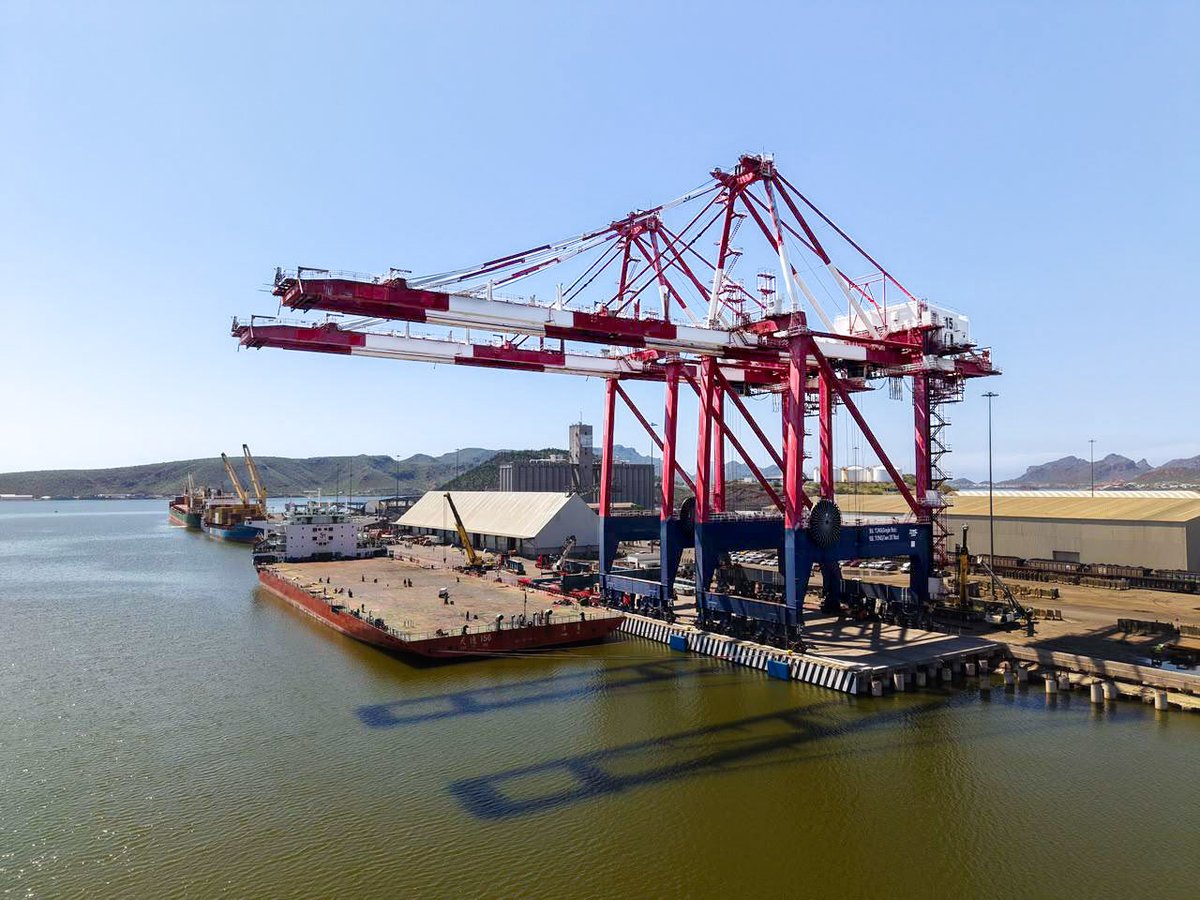 AlfonsoDurazo's tweet photo. El Puerto de Guaymas está listo para mover más y conectar mejor a Sonora con el mundo.

Con la llegada de dos grúas Post-Panamax, se movilizaran hasta 75 toneladas por operación triplicando el manejo de contenedores.

Así fortalecemos el desarrollo económico y abrimos nuevas oportunidades para las y los sonorenses.