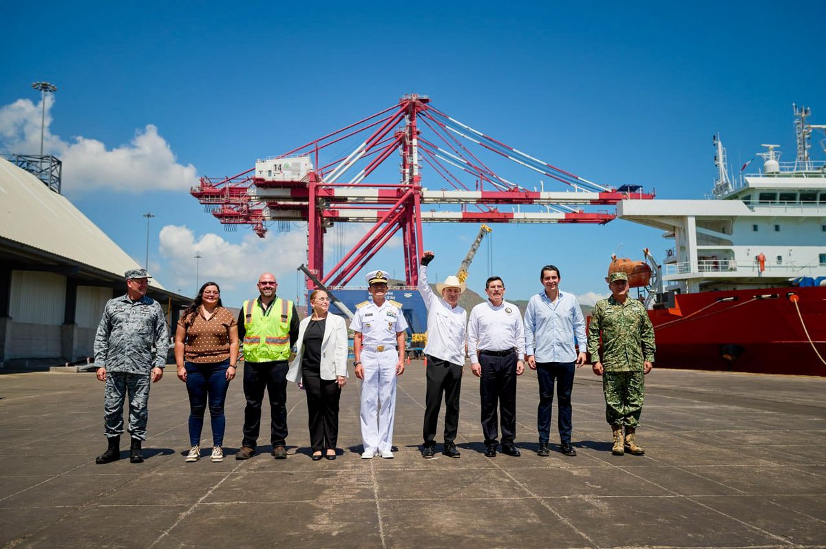 AlfonsoDurazo's tweet photo. El Puerto de Guaymas está listo para mover más y conectar mejor a Sonora con el mundo.

Con la llegada de dos grúas Post-Panamax, se movilizaran hasta 75 toneladas por operación triplicando el manejo de contenedores.

Así fortalecemos el desarrollo económico y abrimos nuevas oportunidades para las y los sonorenses.