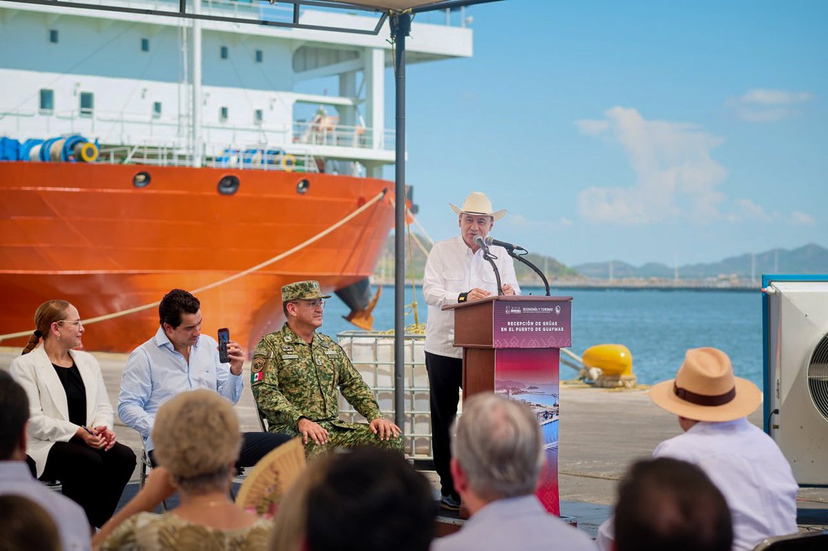 AlfonsoDurazo's tweet photo. El Puerto de Guaymas está listo para mover más y conectar mejor a Sonora con el mundo.

Con la llegada de dos grúas Post-Panamax, se movilizaran hasta 75 toneladas por operación triplicando el manejo de contenedores.

Así fortalecemos el desarrollo económico y abrimos nuevas oportunidades para las y los sonorenses.