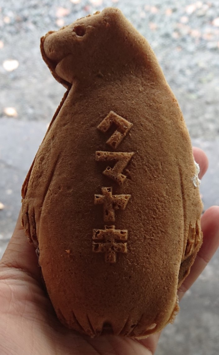 ezo_story's tweet photo. ひとつずつ顔が違う？津別町の"クマヤキ"🐻

津別町の道の駅「あいおい」で人気なのが、クマの形をした焼き菓子「クマヤキ」✨

地元の造形作家さんがデザインした型で一つずつ焼き上げ、耳を手作業でカットして仕上げるので、表情がみんな少しずつ違うんです😊

中には津別産小豆の自家製つぶあんがたっぷり🫘
生クリームを合わせた「ナマクマ」や、白い生地でもちもち食感の「シロクマ」もあって、気づくと何個も選んでしまいます😋

※画像はWikipediaより引用