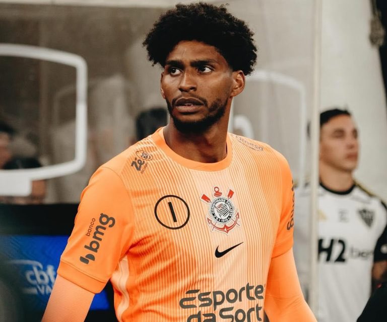 KelvinRamo53665's tweet photo. 🚨 BASTIDORES: HUGO SOUZA TERIA COBRADO STÁBILE E MARCELO PAZ

Segundo informações de Marco Bello, Hugo Souza teria feito uma cobrança direta a Osmar Stábile e Marcelo Paz sobre a situação do Corinthians.

O goleiro teria citado problemas financeiros, questões envolvendo administrações anteriores, problemas do Parque São Jorge e questões políticas, questionando o impacto de tudo isso no elenco.

A fala atribuída a Hugo teria sido:

“Problemas financeiros. Outras administrações além dessa, problemas do Parque São Jorge, problemas políticos��� e a gente que tá pagando.”

Ainda segundo as informações, Hugo teria feito a cobrança diante do presidente, enquanto outros jogadores também teriam feito comentários semelhantes.

Na hora de responder aos questionamentos do elenco, Stábile teria gaguejado e demonstrado dificuldade para apresentar uma resposta aos jogadores.