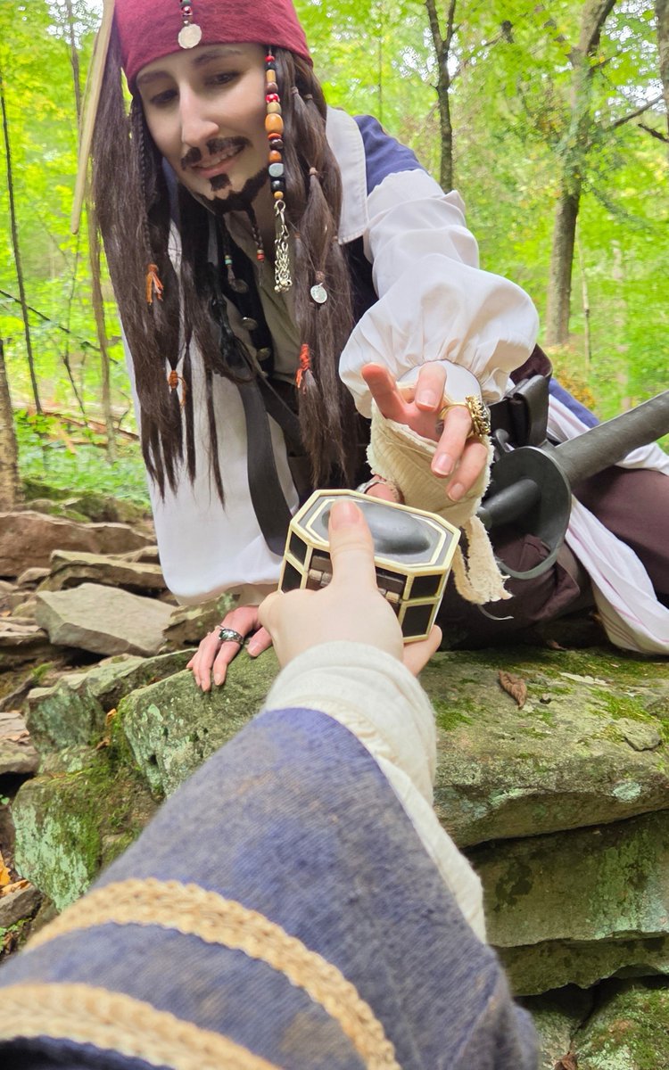 hargenwrath's tweet photo. "My compass... Is unique."

#piratesofthecaribbean #jacksparrow #captainjacksparrow #cosplay #potc https://t.co/sPOdAH7jgC