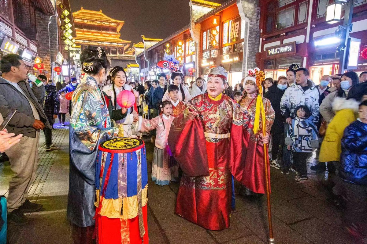 BeyondGB's tweet photo. Celebrating the warm glow of the Lantern Festival with friends—may your night be filled with sparkling lights, sweet tangyuan and joy! https://t.co/FnUqDtGBPt