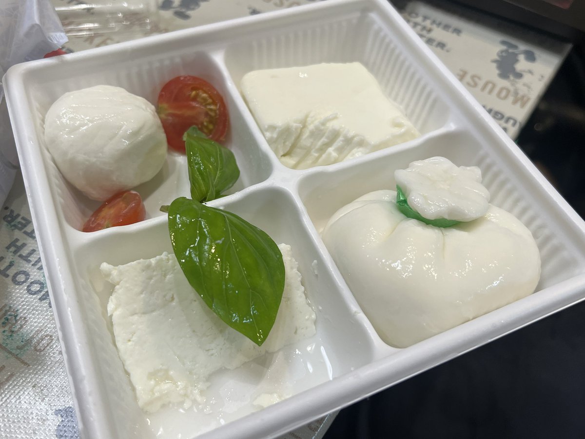 dokugorira's tweet photo. おはようございます奥様が川場田園プラザで買ったチーズセットを少し食べさせてもらったんだけど…

ミルクだ…口に入れて少しするとじわーっとミルクの味がする。
巾着袋みたいなやつは中に生クリームが入ってるやつ。

そりゃあ高いわけだ https://t.co/S3U89N658n
