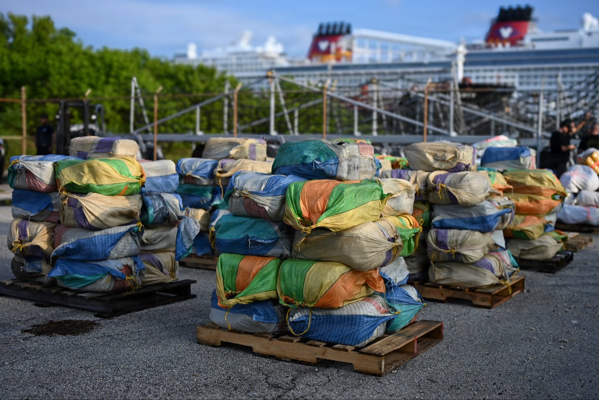 USCGSoutheast's tweet photo. 🚨@USCG Cutter Escanaba’s crew offloaded approx. 7,250 lbs of cocaine and 2,082 lbs of marijuana, worth an estimated $57 million at @PortEverglades, Mon.
Read more here: https://t.co/hzOSMhqbQp
#DrugOffload #AlwaysReady https://t.co/Mb3nG4nopS