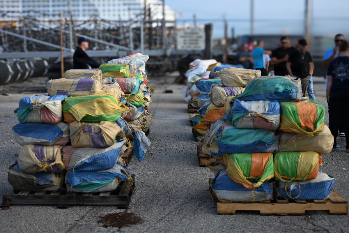USCGSoutheast's tweet photo. 🚨@USCG Cutter Escanaba’s crew offloaded approx. 7,250 lbs of cocaine and 2,082 lbs of marijuana, worth an estimated $57 million at @PortEverglades, Mon.
Read more here: https://t.co/hzOSMhqbQp
#DrugOffload #AlwaysReady https://t.co/Mb3nG4nopS