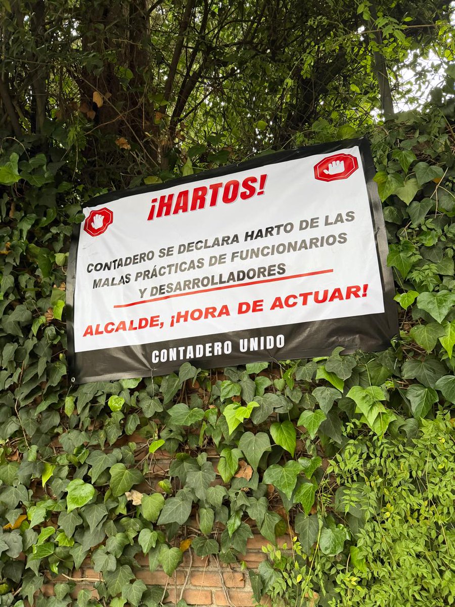 Enrique44357354's tweet photo. Sin respetar el uso de suelo en una colonia donde la movilidad esta colapsada y sin planeación, toleran violaciones al uso de suelo unifamiliar, en la mejor calle de la colonia. sin tomar en cuenta que ya no hay agua suficiente, manifestación pacifica con mantas @JosefinaMacG https://t.co/uw5dspwKT1