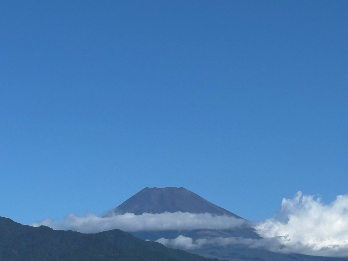 Marutora006's tweet photo. おはようございます☀

朝から晴れていて
気持ちいいです♫
しかし午前８時の時点で
気温が27°Cを超えていて
蒸し暑いです。
今日はまた暑くなりそうです。

今日の富士山です♫
雲が中腹にかかっていますが
見えています。
青空の富士山は
久しぶりかな？ https://t.co/V86DOcoZnU