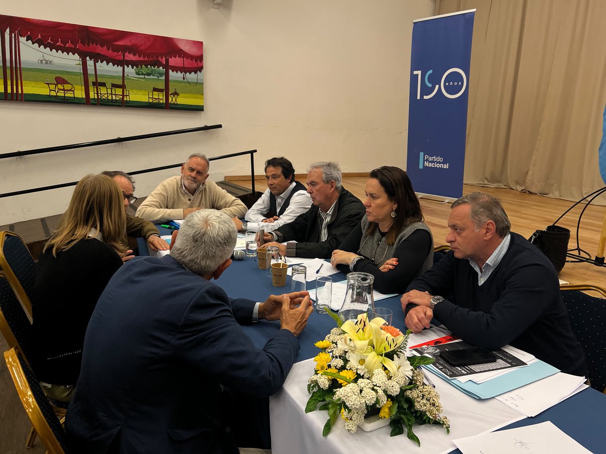 mariadelima_uy's tweet photo. El Directorio del Partido Nacional sesionó en Durazno. El tema más importante que nos ocupó,y que nos preocupa, es la situación que se está viviendo ante el paro nacional en los puertos del país.
Esto perjudica el desarrollo y el crecimiento de Uruguay y genera pérdidas incalculables a los sectores productivos. La autoridad es fundamental para encaminar esta situación, que genera incertidumbre en todo el país.
También recibimos a instituciones y organizaciones del departamento de Durazno. Escuchamos sus planteos y trataremos de trasladar sus inquietudes ante los organismos pertinentes.
Primero Uruguay. Preservar las fuentes de trabajo.
#PartidoNacional #Durazno #ParoPortuario #PrimeroUruguay
