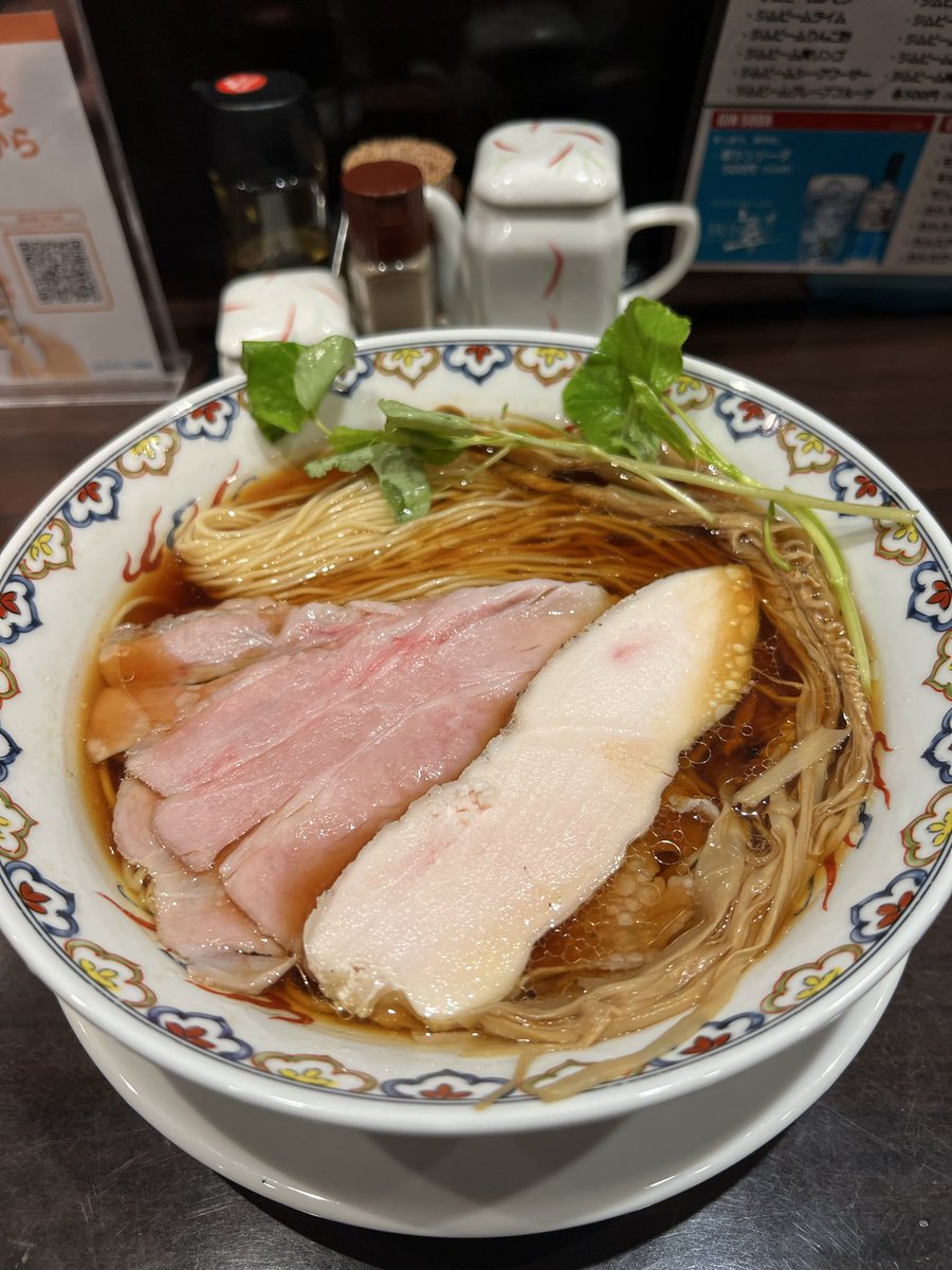 roof_worker's tweet photo. 山形市桜田西
やきとり遊喜さん

地鶏そば 醤油

着丼とともに鶏のいいかほりが🥰
これが地鶏なのか…ﾂﾖｲ🤔

スープを一口...
コク深いカエシに
ガツンと鼻を抜ける地鶏うまいっ❗️

モチツルの極細麺はコシがあり
スープに絡みやすくうまい
思わず完飲🤤

あっきさんも合流して楽しい朝ラー😋🍜 https://t.co/SIBYICcS6F