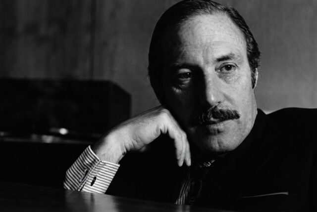 pablorebolledoe's tweet photo. Hay un libro de Mario Amorós que reprodujo el último discurso de Orlando Letelier, ante 7.000 personas, el 10 de septiembre de 1976. Vale la pena recordarlo:

«Hoy Pinochet ha firmado el decreto que dice que he sido privado de mi nacionalidad. Este es un día importante para mí. Un día dramático en mi vida en que la acción de los generales fascistas contra mí me hace sentirme más chileno que nunca. Porque nosotros somos los verdaderos chilenos, en la tradición de O’Higgins, Balmaceda, Allende, Neruda, Gabriela Mistral, Claudio Arrau y Víctor Jara, y ellos, los fascistas, son los enemigos de Chile, los traidores que están vendiendo nuestro país a los capitales foráneos. Yo nací chileno, soy chileno y moriré como chileno. Ellos, los fascistas, nacieron traidores, viven como traidores y serán recordados por siempre como traidores fascistas».