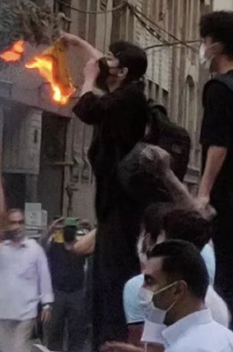 SharifiZarchi's tweet photo. اسطوره‌ی شهامت، جاویدنام، جان‌فدای ایران، نیکا شاکرمی. https://t.co/SlURPczjr4
