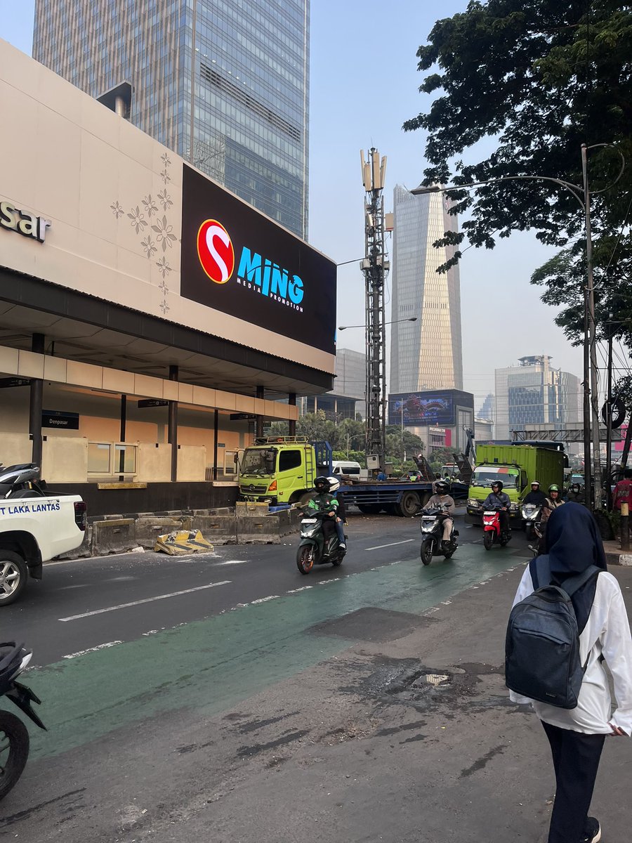 risstania's tweet photo. Jalur anomali gatot subroto gatsu kearah pancoran nih yaallah cobaan warga ada aja @PT_Transjakarta @koridor9daily https://t.co/vhz5yVASNq