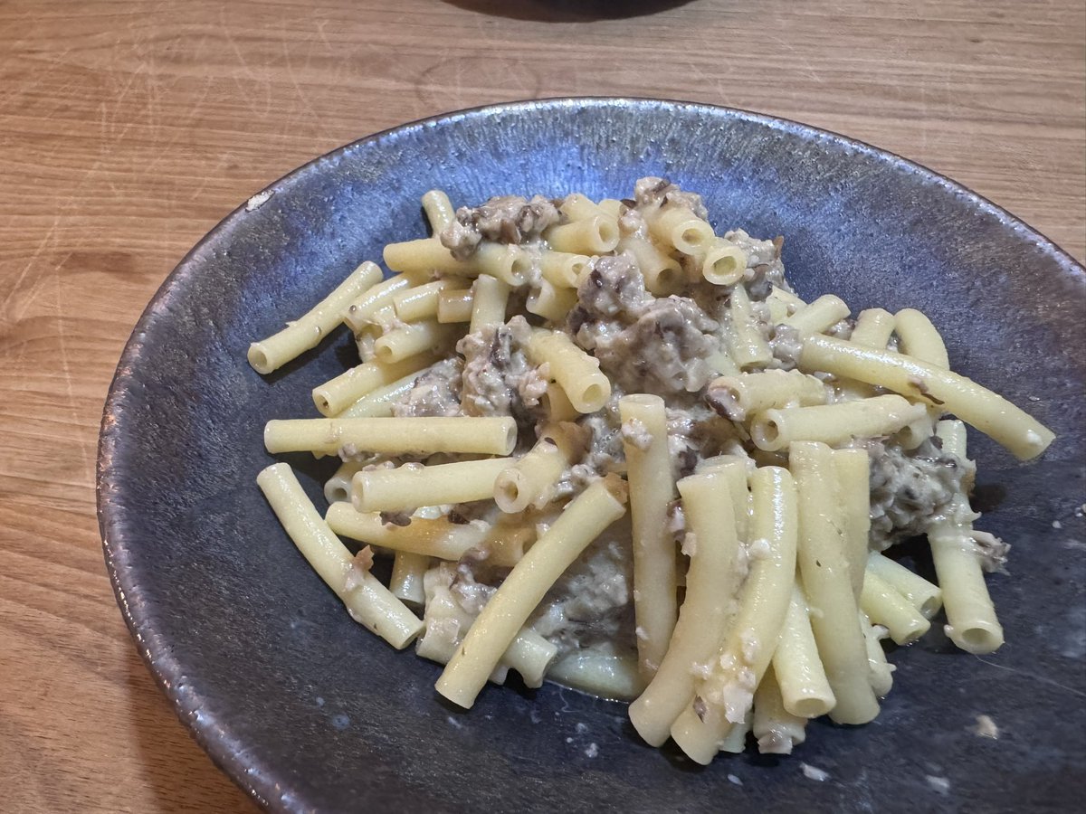 yoshimogi8's tweet photo. 昨夜は・・・
塩サバ
牛すじ煮込み
きのこクリームのショートパスタ(マカロニ)

乾杯でした🍻 https://t.co/LrZikPYFWx