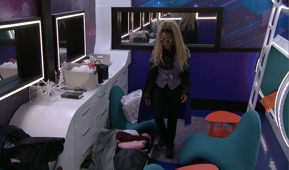 BBigBrotherBuzz's tweet photo. Taylor with her HOH key #BB28 #BigBrother #BigBrotherBuzz https://t.co/GOGo5g21k2