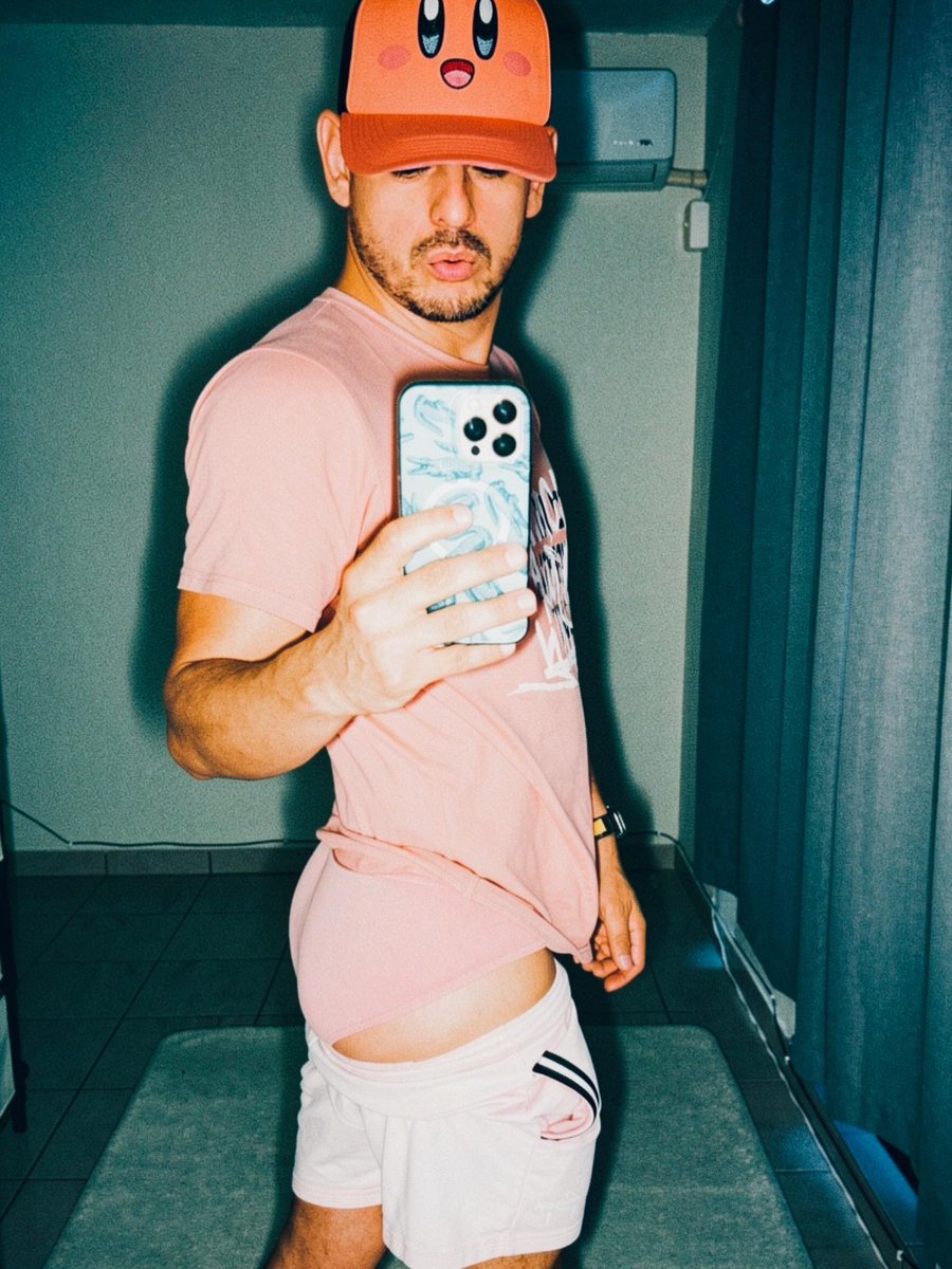 EnriqueBicha's tweet photo. ²⁰²⁶
#EnriqueBicha
#onwednesdayswewearpink 
#kirby 
#mırrorselfie 
#pinkcalvins https://t.co/42bRcYWqsb