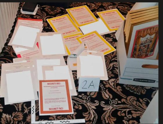 julie_kelly2's tweet photo. Just a slight difference in the FBI's photo-taking of Joe Biden's classified files (left, courtesy of @ItsYourGov) versus Donald Trump's alleged classified files (right, courtesy of Biden's FBI).

Now, some might argue--Biden's search was voluntary.

Trump also allowed the FBI to voluntarily search parts of Mar-a-Lago in June 2022. Jay Bratt and 3 FBI agents slithered around the business end of MAL while Trump remained at his residence, telling them "let us know whatever you need."

That wasn't enough for Bratt. A few days later--pretending more classified docs remained at MAL other than the 2 tranches his lawyers had already produced to Biden DOJ--Bratt pushed for a full blown raid. Some in the FBI, including WFO chief Steven D'Antuono, balked, arguing the president and his lawyers were cooperating.

Bratt (and George Toscas and Paul Abbate) won.

I guess the FBI agents conducting the search of Biden's home in 2023 didn't bring their own colored classified cover sheets 🤷‍♀️