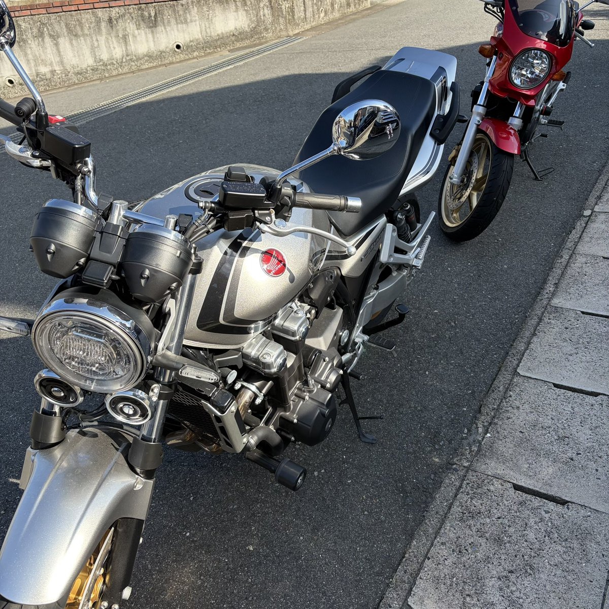 EXPRESS_ZIPANG2's tweet photo. バイク🏍️、6/3の #VERSYS 以来、
#CB にいたっては、5/31以来。
今回は #アラーム を切っていたので、
#VTR250 と共に一発でエンジンかかったよー😲
さて、どこに行きましょうかね。☺️ https://t.co/Zy0i6Ktvmu