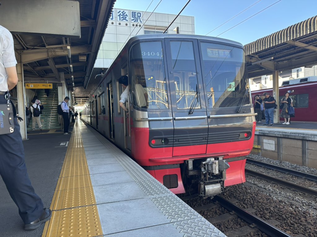 Marisa_Come's tweet photo. 第六走者は
岐阜発豊橋行き急行
いつかのダイヤ改正で大減便された岐阜発の急行です。割とレアですね
3300のクロスなので6500との差を感じた( https://t.co/C768hpg1io