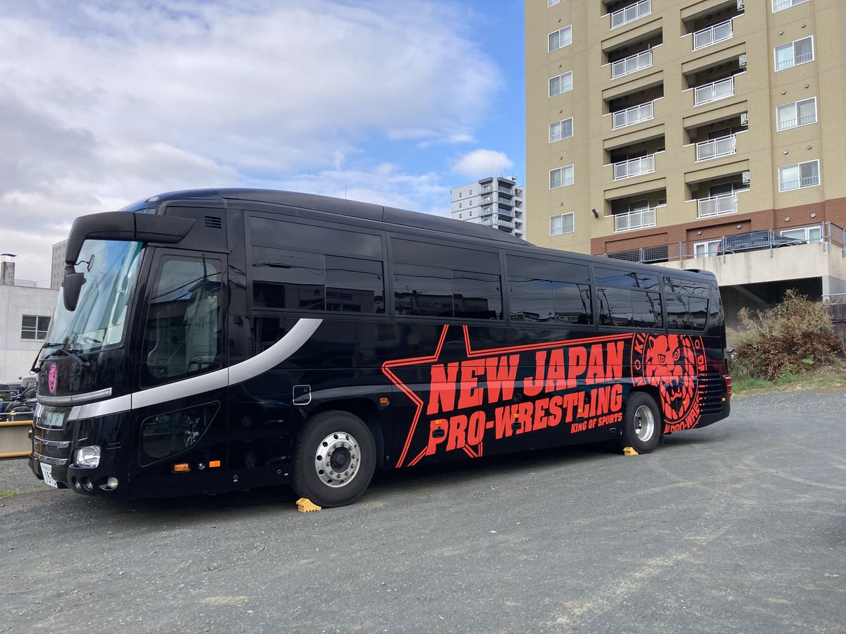 SMGooodzilla's tweet photo. おや？
見たことあるマーク。
新日のバスがなんでこんなところに😀？
#北見市 https://t.co/HkHtM969Tt