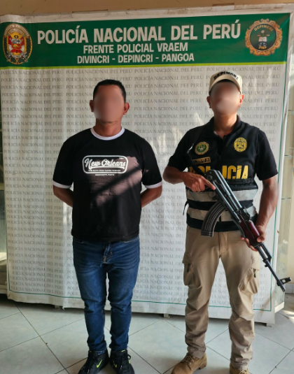 FPVRAEMOFICIAL's tweet photo. 🚨 ¡PANGOA EN ACCIÓN! 👮‍♂️

Efectivos de la DEPINCRI Pangoa detuvieron a un ciudadano con requisitoria vigente, tipo captura, por el presunto delito de acoso sexual. Fue puesto a disposición de la autoridad competente.

#PNP #VRAEM #SeguridadCiudadana https://t.co/EdwTSbuVGB