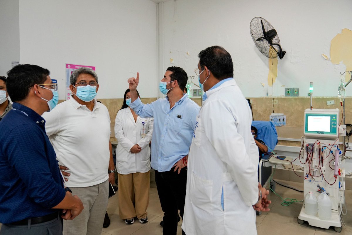 BernardoCordovz's tweet photo. #EnTerritorio | Hoy inspeccioné el Hospital de Especialidades Teodoro Maldonado Carbo, en Guayaquil, para conocer la realidad, tomar decisiones y exigir resultados.

Recorrí y constaté personalmente las condiciones en las que nuestros afiliados son atendidos. Encontré una realidad que no podemos normalizar: apenas 7 quirófanos operativos, problemas en el sistema de climatización e infraestructura en el área de Diálisis y necesidades de medicamentos, entre ellos insulinas.

Frente a esto, fui determinante: los recursos tienen que llegar y las soluciones tienen que ejecutarse, sin excusas. Dispuse la recuperación inmediata de los quirófanos, la agilización de la adquisición de medicamentos y la gestión de recursos para intervenir techos, pintura, infraestructura y el sistema de climatización.

No voy a permitir que los problemas de nuestros afiliados se conviertan en parte de la rutina, ni que las responsabilidades se diluyan entre trámites y excusas.

Aquí hay decisiones tomadas, recursos que gestionar y resultados que entregar. En 30 días regresaré para encontrar los quirófanos operativos, las necesidades atendidas con soluciones concretas.

No regresaré para recibir explicaciones; regresaré para verificar resultados.

Nuestros afiliados merecen atención digna, oportuna y de calidad.

#ParaEsoEstamos