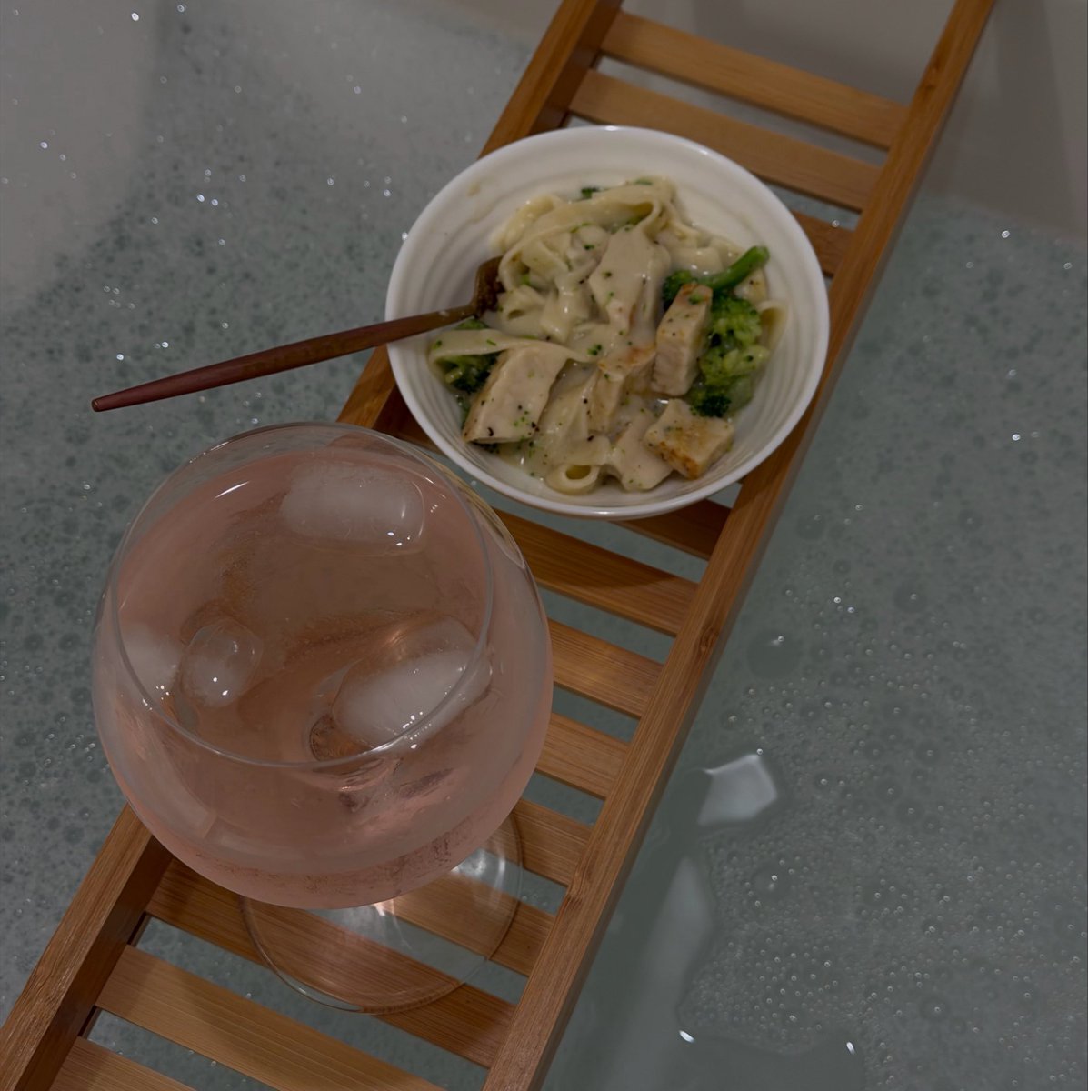 kttyccals's tweet photo. 280 cal dinner &amp; vodka sparkling soda :3 https://t.co/Pk3IqWpR6S