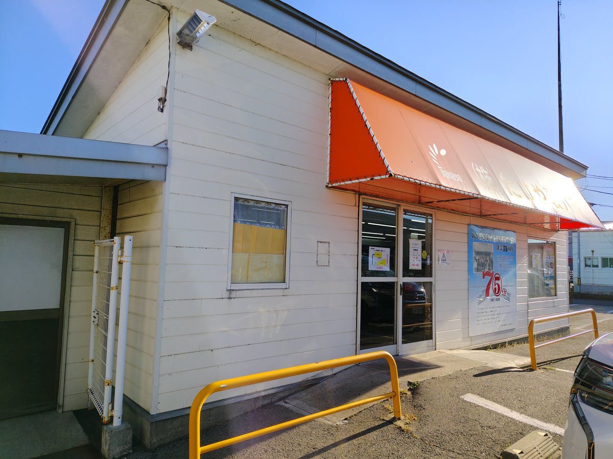 nok0309's tweet photo. 朝7時から並んでました、お土産屋には無いローカルパン https://t.co/71vgeZkxQV