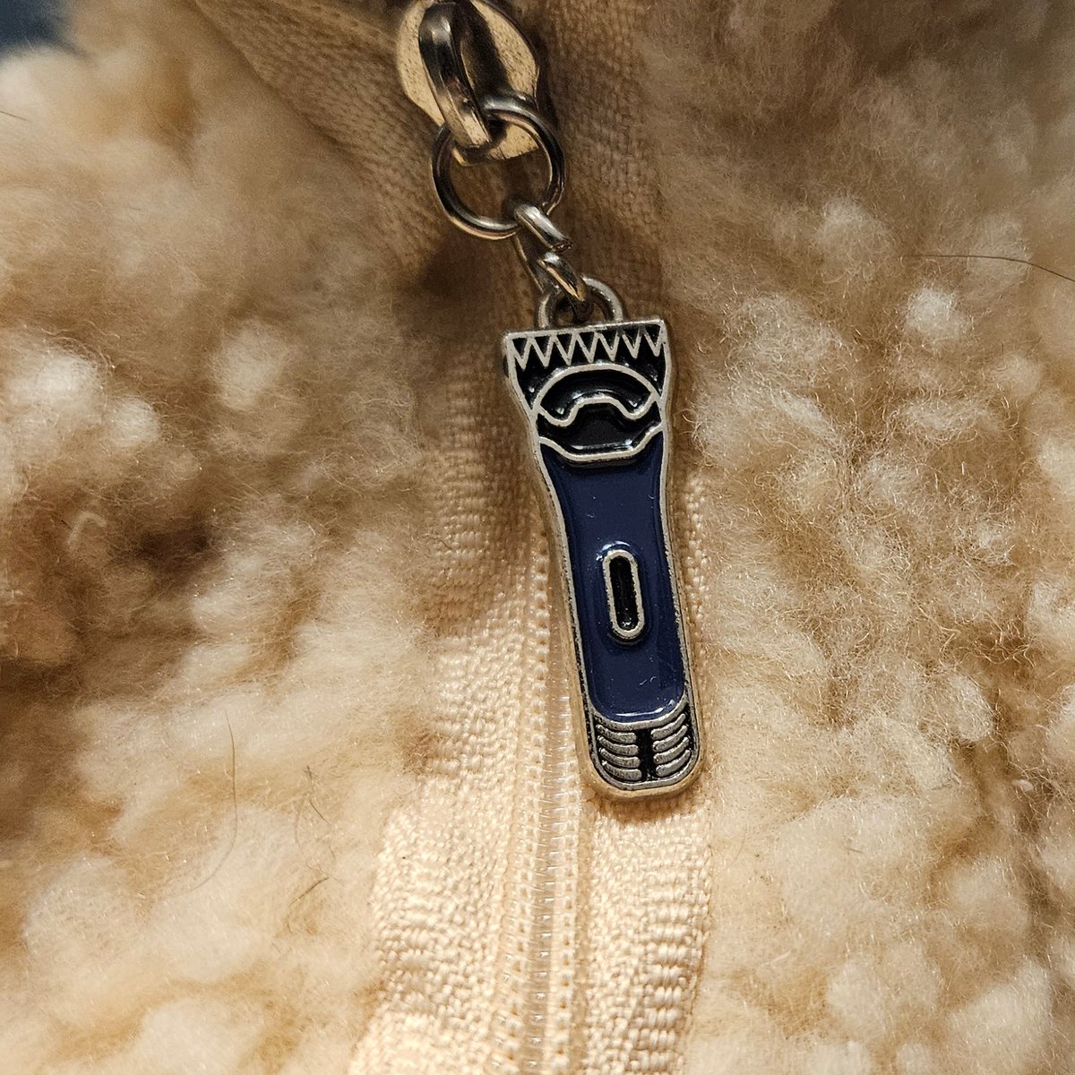 offshoreoddity's tweet photo. I have one! Found at a thrift store. The zipper is a little razor. https://t.co/V8ZrBbbzL1