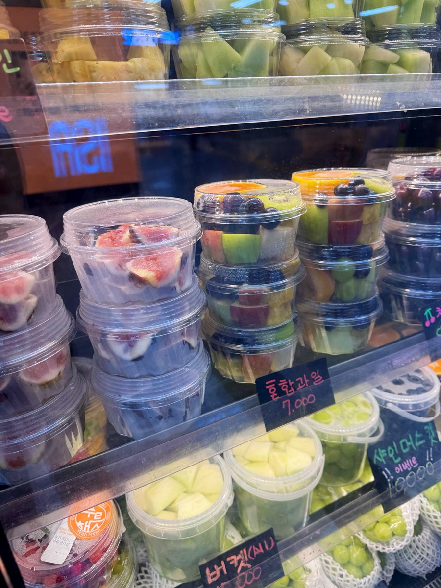 mimi___ooo33's tweet photo. 韓国行ったら絶対食べるべき！！！
都会なのに果物屋さんが多くて、新鮮で美味しくて安い✨

個人的に最推しは、
📍新論峴駅の⑥番出口近く

見て！！！！！
こーんなにクリームとフルーツたっぷりサンドが8000ウォン！

クリームあっさり、果物は瑞々しい、江南駅の果物屋さんのおばちゃんと違ってお兄さん優しい。