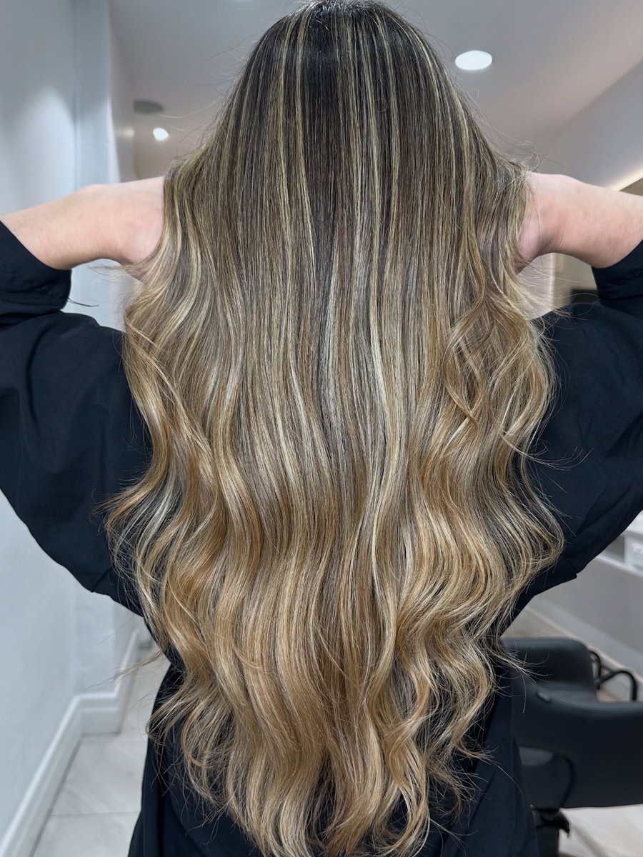 DorlaCookirgtz's tweet photo. ✨ Big Transformation Alert ✨
From dull to dreamy. this blonde sand balayage is giving sun-kissed goddess vibes ☀️
Ready for your glow-up? Book your transformation now 💫 Tap the link in bio to lock in your spot! • https://t.co/hG8senPzCm