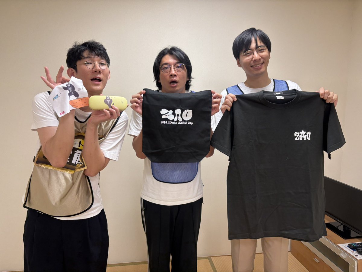 ktv_zaou's tweet photo. #座王大阪城ホールライブ

細身センスメガネがグッズ紹介‼️
メガネケース&amp;クロスは堂前さんデザインです👓✨

#ロングコートダディ 堂前
#さや香 新山
#カベポスター 永見

【グッズ】
事前販売は9/30（水）まで✨
https://t.co/70XwJzGDjt

【チケット】
絶賛発売中🔥
https://t.co/CUzJ1KC5bY https://t.co/WlX6HCtPw6