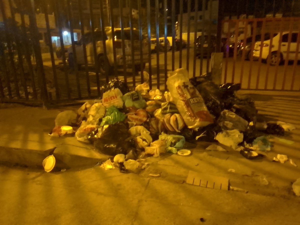 eduardopontoni's tweet photo. Sr. @CHONILLOec @GobiernodeDuran  durante 2 días la empresa @DuranLimpio @DuranLimpioec , no vienen hacer la recolección de  basura en el sector de la 4ta Etapa El Recreo, son las 12 de la  noche de hoy martes,y  ya los desechos se han descompuestos y el olor es nauseabundo. https://t.co/j3wNVlVR9W