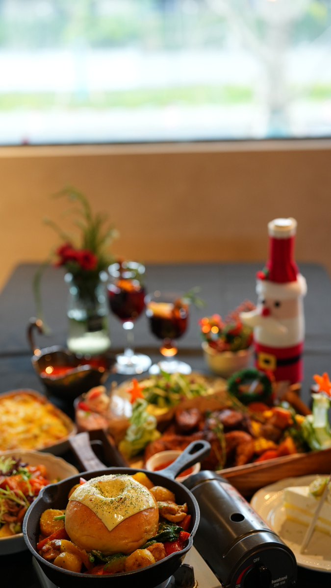 BedaJube's tweet photo. Holiday feast alert! Tender roasted turkey, maple-glazed ham, and spiced pumpkin pie—your festive table just got better. Order now for pre-Christmas delivery! https://t.co/anWv2Ac0WD