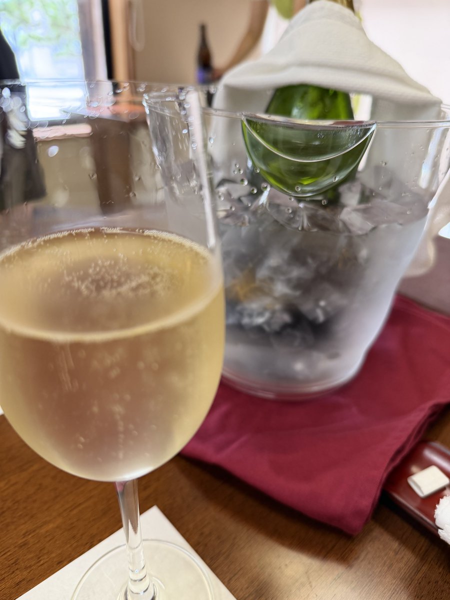 a8a8126's tweet photo. お祝いの会席料理で、他に飲む人居なくて1人でスパークリングワイン開けてしまった🍾✨
美味しゅうございました♡ https://t.co/YAQG6ts7v2