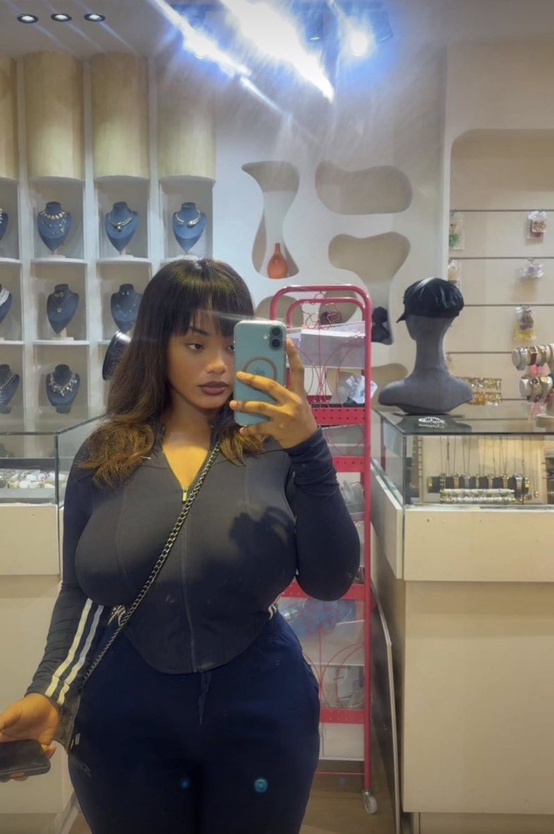 Dessaraypy's tweet photo. Wetin most men really want sef ? Cus Wetin fit make Carter Efe leave babe wey fine likethis ?? https://t.co/0YbI1HEFvE