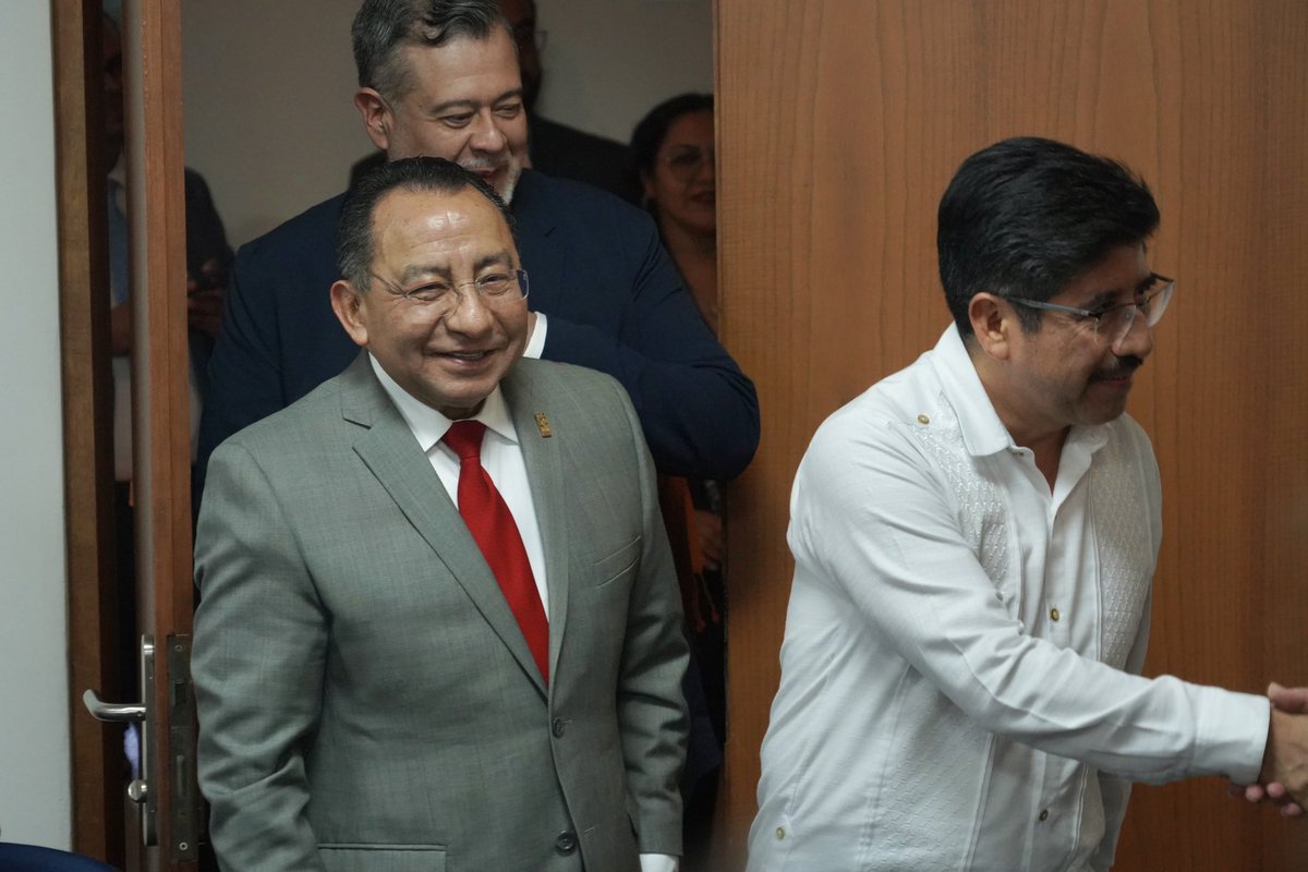 MagRafaelGuerra's tweet photo. La formación y el conocimiento fortalecen nuestras instituciones. Agradezco la invitación a la ceremonia solemne de afiliación del @ColegioTFJA, donde coincidí con el ministro presidente de @SCJN, @HugoAguilarOrti, la ministra @YasminEsquivel_ y la magistrada @ariadnacamacho. https://t.co/vUEOk5OWZh