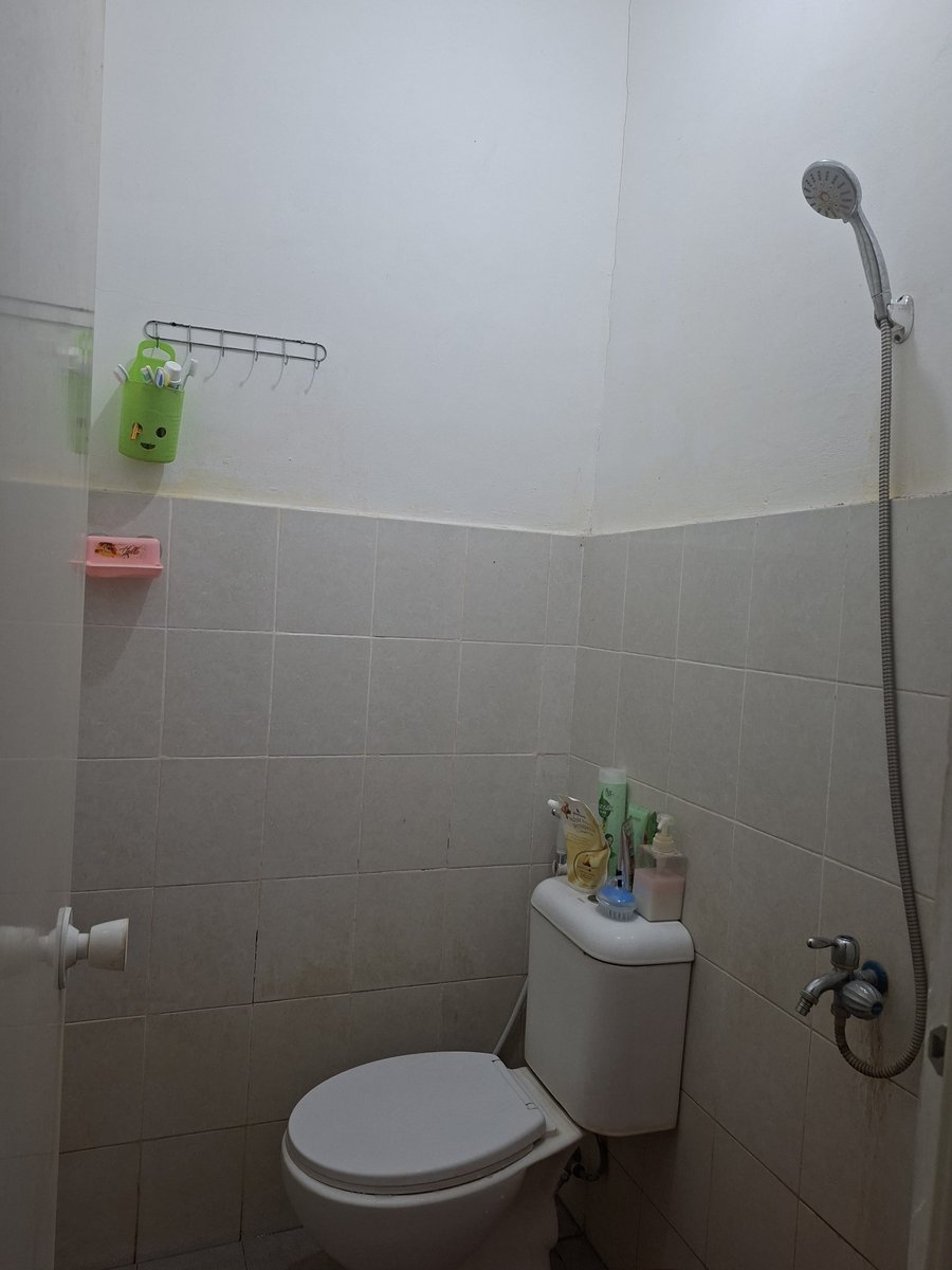 sellaselai's tweet photo. DIKONTRAKAN RUMAH–DEKAT UNDIP TEMBALANG 

📍Perumahan Bulusan Continental Residence, Bulusan Selatan, Tembalang, Semarang

Spesifikasi:
• 2 Kamar Tidur
• 2 Kamar Mandi
• Ruang tamu luas
• Dapur
• Air PDAM, lancar
• Listrik 900 Watt
• 1 AC ½ PK

#kontrakan #tembalang #rumah https://t.co/xtTIGPqeGR